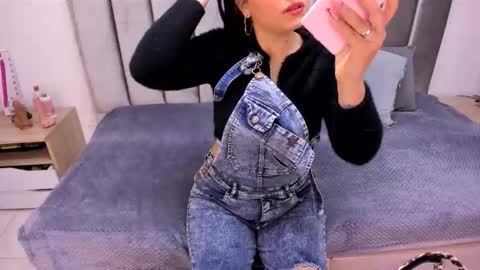 Snapshot of emmy_turnner chatting on 09-18-25, 11:45 Emily Laila online show from 09-18-25, 11:45