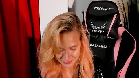 Snapshot of emmyfoxx_ chatting on 10-16-25, 11:11 Emmy online show from 10-16-25, 11:11