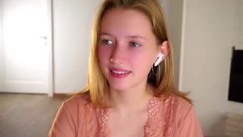 Snapshot of emmyleri chatting on 09-11-25, 11:43 Emmy online show from 09-11-25, 11:43