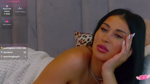 Snapshot of emylaveau chatting on 01-16-25, 02:19 Emy online show from 01-16-25, 02:19