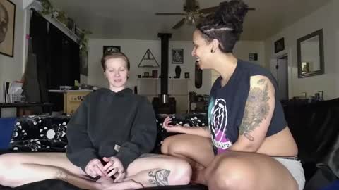 Snapshot of enby_dykes chatting on 01-09-25, 04:08 Cedar redhead and River brunette online show from 01-09-25, 04:08