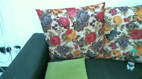 Vee online show from 04-28-26, 02:33