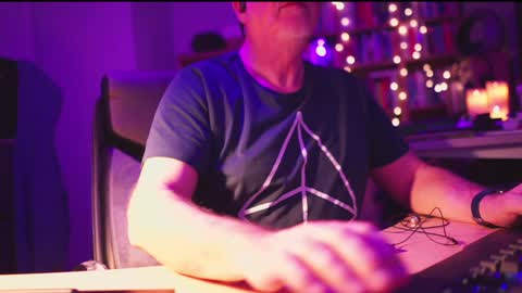 uk online show from 01-12-25, 01:53