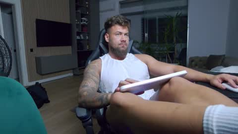 Erik online show from 02-09-25, 06:26