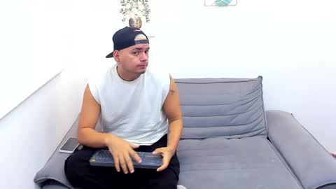 Snapshot of enrique_villa23 chatting on 12-21-24, 03:20 enrique online show from 12-21-24, 03:20