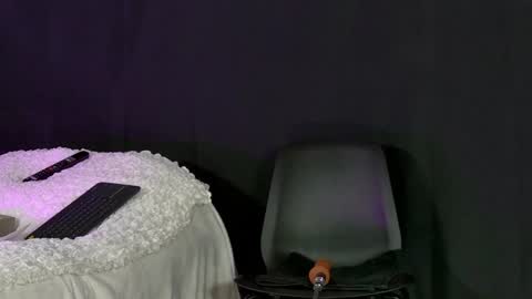 Snapshot of enveeluna chatting on 01-23-25, 01:30 Mia visit  online show from 01-23-25, 01:30