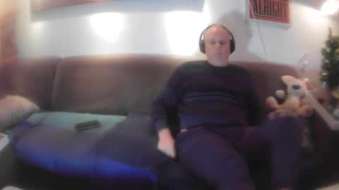 Snapshot of eric204 chatting on 12-31-24, 07:51 Eric online show from 12-31-24, 07:51