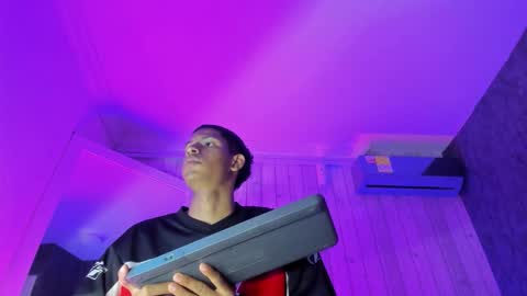 Snapshot of erick_wal chatting on 10-12-25, 11:15 online show from 10-12-25, 11:15