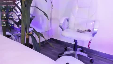 Snapshot of eriklein chatting on 10-21-25, 08:20 Eri online show from 10-21-25, 08:20