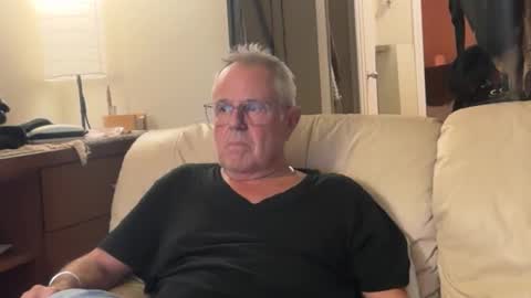 Snapshot of erostalk chatting on 10-28-25, 12:25 eros online show from 10-28-25, 12:25