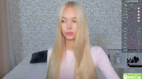 Snapshot of eshcka chatting on 10-13-25, 03:39 Megan and Brad online show from 10-13-25, 03:39