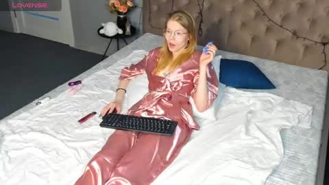 Snapshot of esme_runn chatting on 01-06-25, 10:24 Esme Runn online show from 01-06-25, 10:24