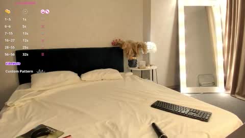 Snapshot of esme_runn chatting on 10-28-25, 03:10 Esme Runn online show from 10-28-25, 03:10