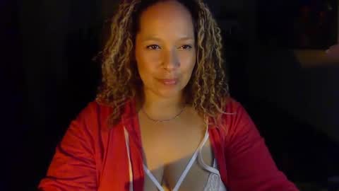 Snapshot of esmeluvs chatting on 09-20-25, 12:11 Esme Luv online show from 09-20-25, 12:11