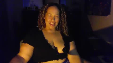 Snapshot of esmeluvs chatting on 10-06-25, 11:02 Esme Luv online show from 10-06-25, 11:02