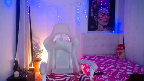 Esmeralda online show from 12-19-24, 02:01