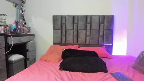 Snapshot of esmeraldaa_sc chatting on 05-11-26, 11:13 Perla online show from 05-11-26, 11:13