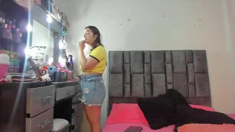 Snapshot of esmeraldaa_sc chatting on 05-13-26, 05:49 Perla online show from 05-13-26, 05:49