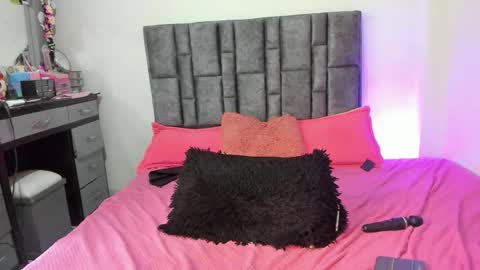 Snapshot of esmeraldaa_sc chatting on 05-21-26, 06:31 Perla online show from 05-21-26, 06:31
