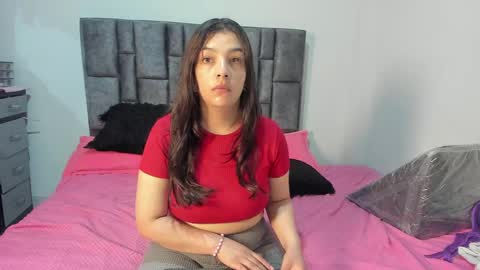 Snapshot of esmeraldaa_sc chatting on 05-25-26, 06:19 Perla online show from 05-25-26, 06:19