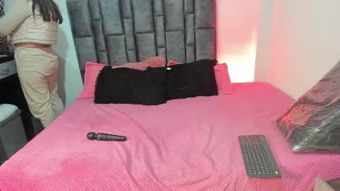Snapshot of esmeraldaa_sc chatting on 05-31-26, 07:04 Perla online show from 05-31-26, 07:04