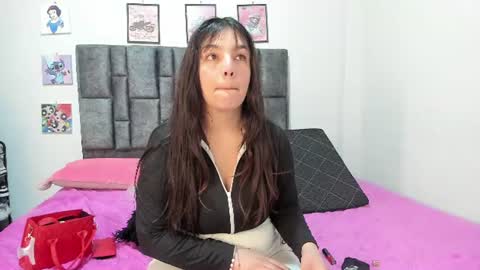 Snapshot of esmeraldaa_sc chatting on 06-17-26, 06:27 Perla online show from 06-17-26, 06:27
