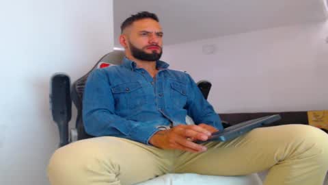 Snapshot of esteban7984068 chatting on 09-23-25, 03:04 esteban online show from 09-23-25, 03:04