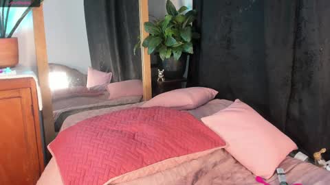 Snapshot of estrellah__ chatting on 02-15-25, 01:05 - E S T R E L L A  M I L F - online show from 02-15-25, 01:05