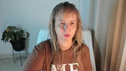 Snapshot of estrellah__ chatting on 10-05-25, 04:11 - E S T R E L L A  M I L F - online show from 10-05-25, 04:11