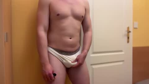 Snapshot of etat_on chatting on 05-07-26, 01:00 Tom online show from 05-07-26, 01:00