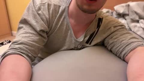 Snapshot of etat_on chatting on 05-08-26, 12:16 Tom online show from 05-08-26, 12:16