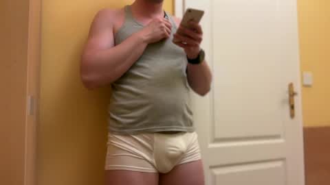 Snapshot of etat_on chatting on 06-25-26, 10:36 Tom online show from 06-25-26, 10:36