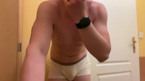 Snapshot of etat_on chatting on 07-01-26, 11:04 Tom online show from 07-01-26, 11:04