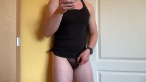Snapshot of etat_on chatting on 08-01-26, 01:10 Tom online show from 08-01-26, 01:10