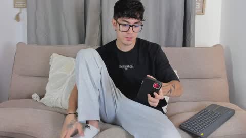 etham_wolf1 online show from 04-01-26, 05:21