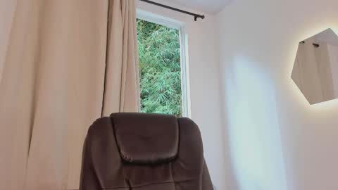 etham_wolf1 online show from 04-15-26, 07:58