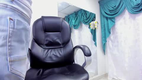 Snapshot of ethan_boy_ chatting on 02-05-25, 11:28 Ethan online show from 02-05-25, 11:28