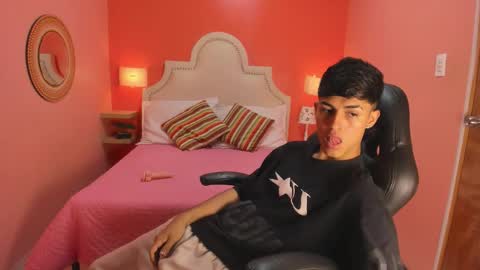 Snapshot of ethan_jamees chatting on 12-22-25, 02:14 E T H A N online show from 12-22-25, 02:14