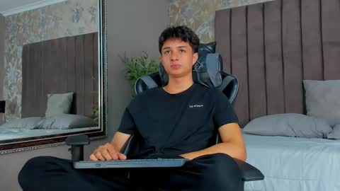 Snapshot of ethanlowell chatting on 09-24-25, 05:44 ethanlowell online show from 09-24-25, 05:44