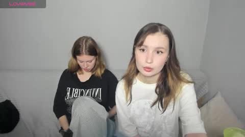 Veronica Tiia Lilith left to right online show from 09-25-25, 02:32