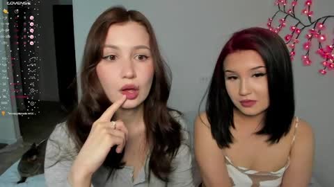 Veronica Tiia Lilith left to right online show from 04-24-26, 08:11