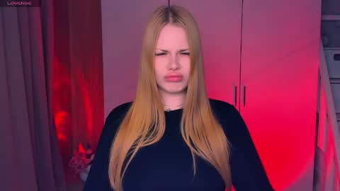 Snapshot of eva_ellis chatting on 05-12-26, 11:24 Eva online show from 05-12-26, 11:24