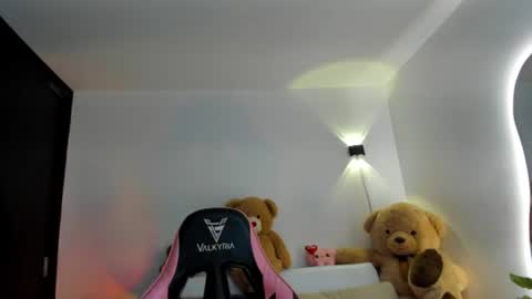 Snapshot of eva_lee18 chatting on 06-19-26, 04:28 Eva online show from 06-19-26, 04:28