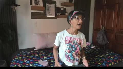 Snapshot of evaa_campbell chatting on 04-19-26, 02:16 Eva online show from 04-19-26, 02:16