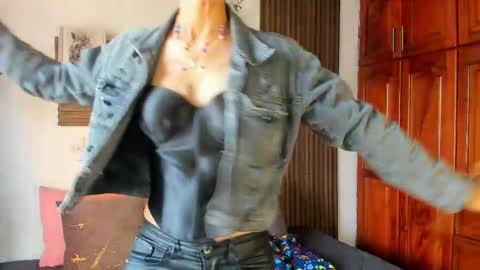 Snapshot of evaa_campbell chatting on 04-24-26, 02:19 Eva online show from 04-24-26, 02:19