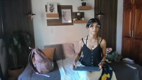 Snapshot of evaa_campbell chatting on 05-28-26, 01:08 Eva online show from 05-28-26, 01:08