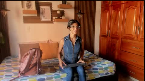 Snapshot of evaa_campbell chatting on 06-01-26, 01:02 Eva online show from 06-01-26, 01:02