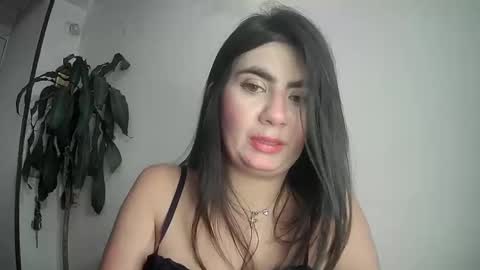 Snapshot of evacollins12 chatting on 02-06-25, 12:22 evacollins12 online show from 02-06-25, 12:22