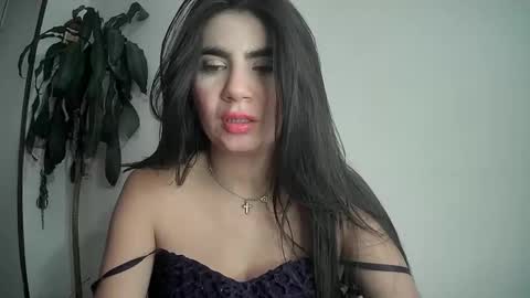 Snapshot of evacollins12 chatting on 02-06-25, 03:27 evacollins12 online show from 02-06-25, 03:27