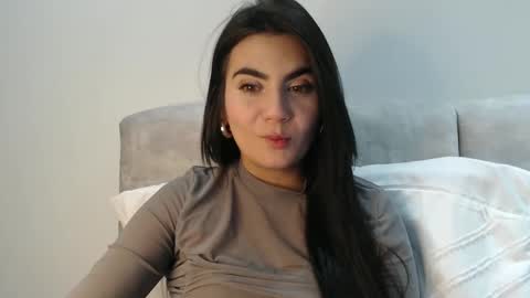 Snapshot of evacollins12 chatting on 10-27-25, 01:42 evacollins12 online show from 10-27-25, 01:42